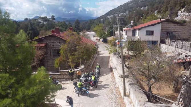 Antalya’da 15 Kişilik Motosiklet Timi İlçe İlçe Gezip, İlçelerin Tanıtımını Yapıyor
