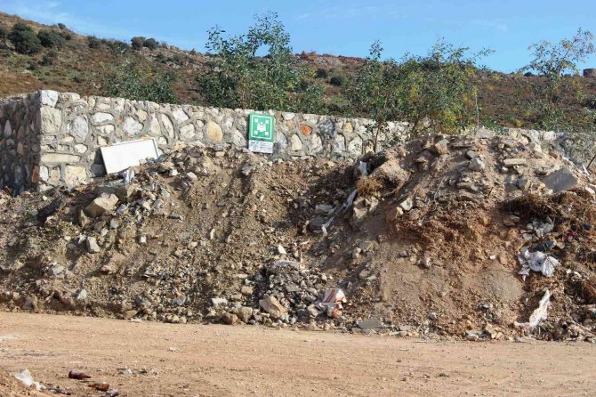 Afad “Afet Ve Acil Durum Toplanma Alanı” Kaçak Hafriyatla Doldu