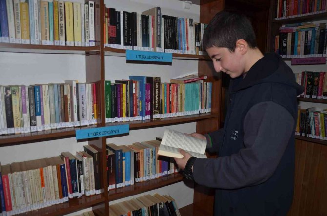 Muhtardan Örnek Davranış: Muhtarlığı Kütüphaneye Çevirdi