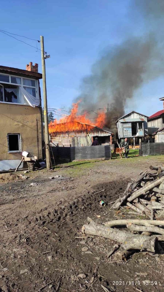 Taş Fırından Sıçrayan Kıvılcım Yangına Neden Oldu