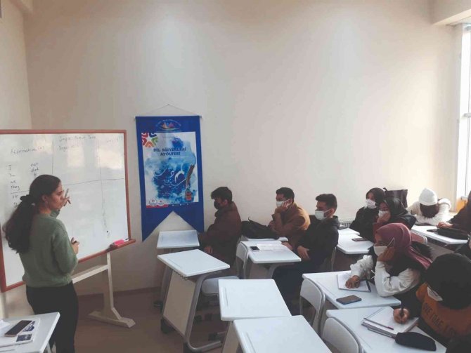 Gençlik Merkezinin Açtığı Kuslara Yoğun İlgi