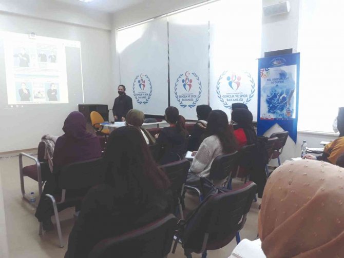 Gençlik Merkezinin Açtığı Kuslara Yoğun İlgi