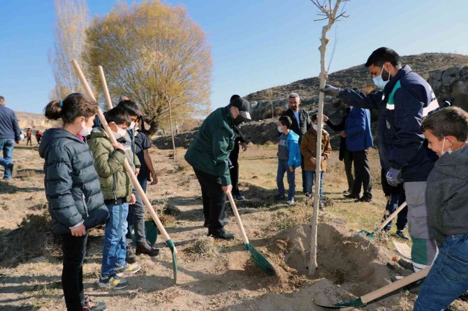 Başkan Yalçın Çocuklarla Ağaç Dikti