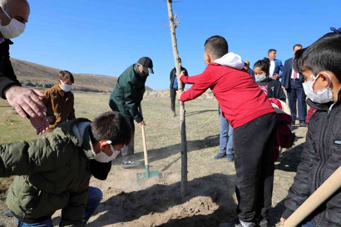 Başkan Yalçın Çocuklarla Ağaç Dikti