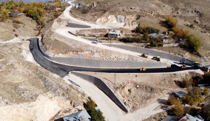 Van Büyükşehir Belediyesi Yolları Asfaltlamaya Devam Ediyor