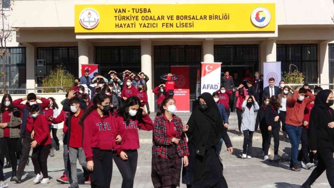 Van’da 313 Bin Öğrenci Deprem Tatbikatına Katıldı