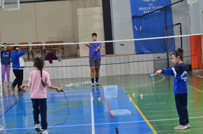 Yunusemreli Badmintoncular Turnuvalara Hazırlanıyor