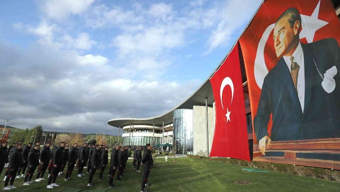 A Milli Futbol Takımı, Atatürk’ü Andı