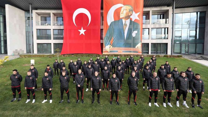 A Milli Futbol Takımı, Atatürk’ü Andı