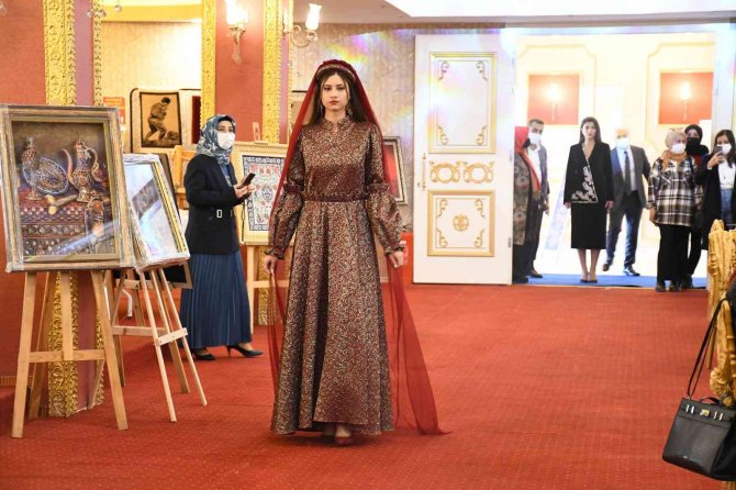 Çöpe Atılan Kıyafetler Yeniden Tasarlanarak Defileyle Tanıtıldı