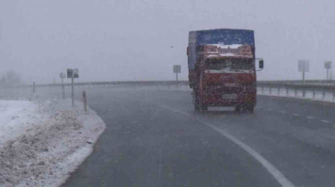 Aksaray’da Yüksek Kesimlere Mevsimin İlk Karı Düştü