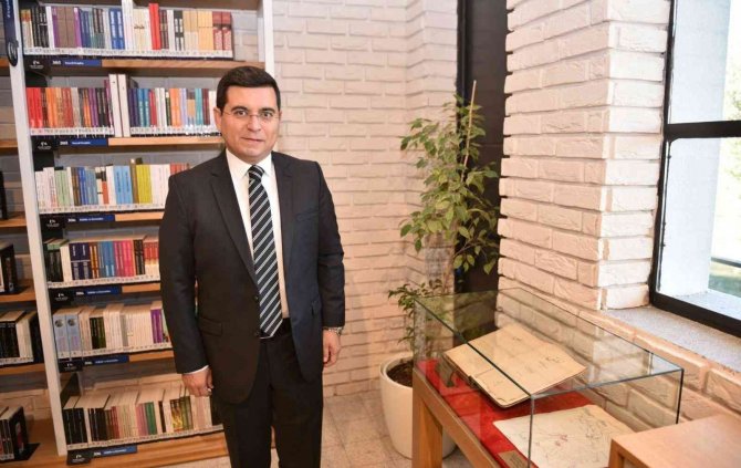 Antalya’da Atatürk’ün Osmanlıca Kaleme Aldığı 95 Yıllık Orijinal ‘Nutuk’ Sergilenmeye Başlandı