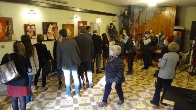Geri Dönüşüm Malzemeleri Kullanarak Kadına Şiddete Dikkat Çekiyor