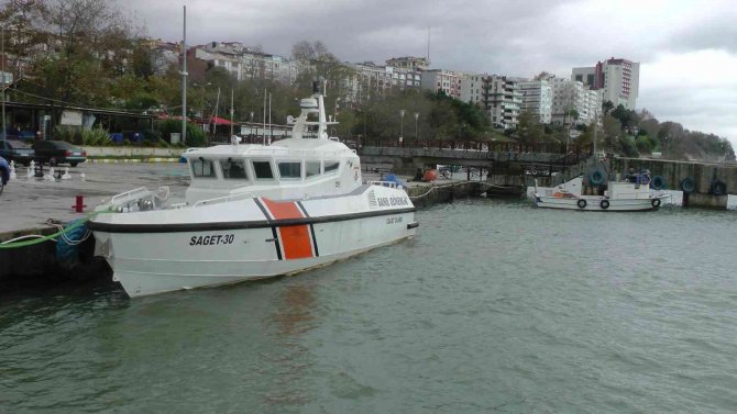 Karadeniz’de 4 Metreyi Bulan Dev Dalgalar, Sahilleri Dövüyor
