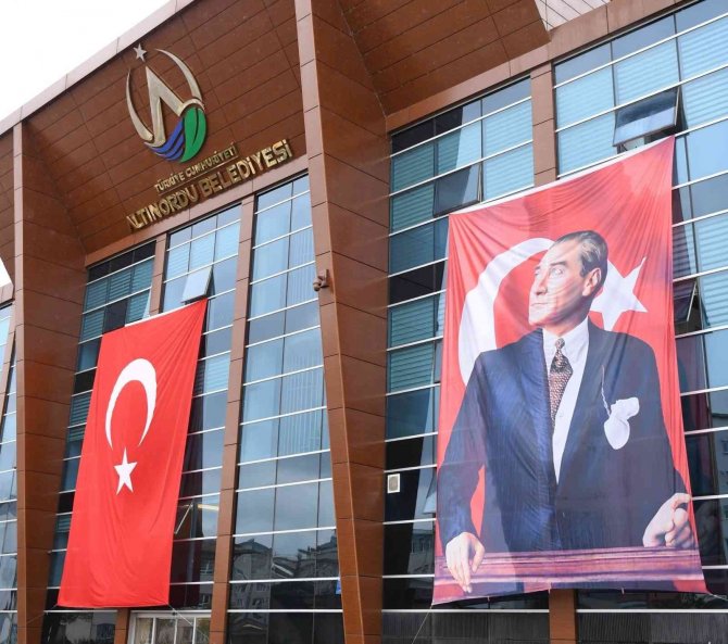 Altınordu’da Temizlik Görevlilerinden Ata’ya Saygı