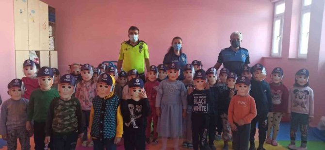 Öğrencilere ’Güvenlik Kuralları Ve Trafik Yaya Güvenliği’ Anlatıldı