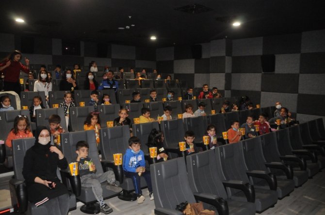 Minik Öğrenciler Sinemayla Tanıştı
