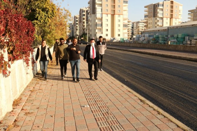 Başkan Beyoğlu, İlk Kez Asfaltla Tanışan Caddede Çalışmaları Denetledi