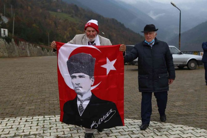 Arkadaşlarının Her 10 Kasım’da Yaptığını Bu Kez Onlar Yaptı