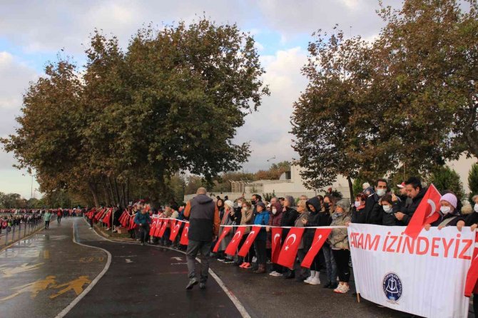 Kadıköy’de Sosyal Mesafeli "Ata’ya Saygı Zinciri" Oluşturuldu