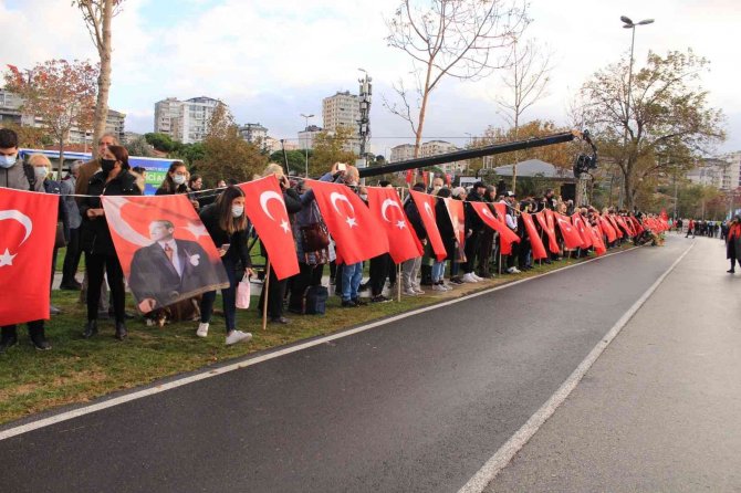 Kadıköy’de Sosyal Mesafeli "Ata’ya Saygı Zinciri" Oluşturuldu
