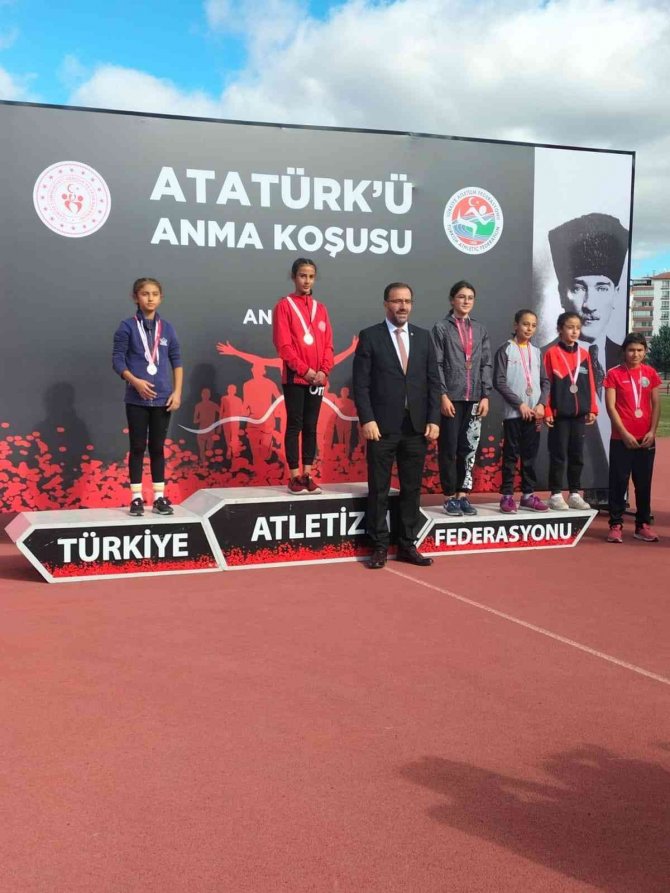 Karslı Atletler Madalyaları Topladı