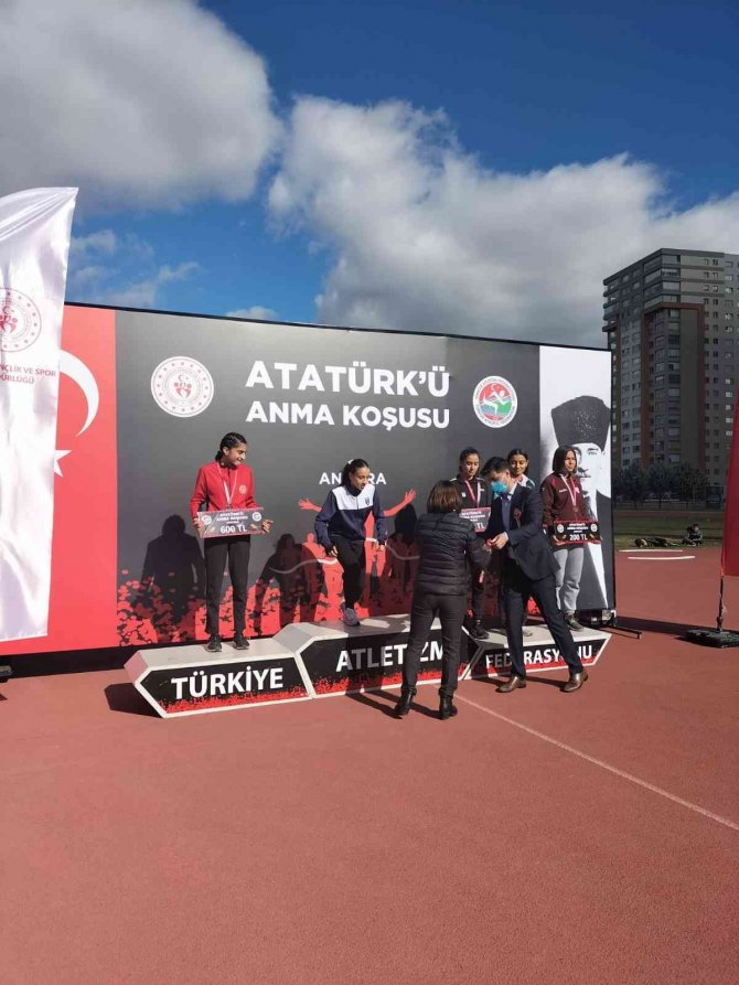 Karslı Atletler Madalyaları Topladı