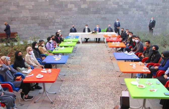 Vali Soytürk Üniversite Öğrencileriyle Buluştu