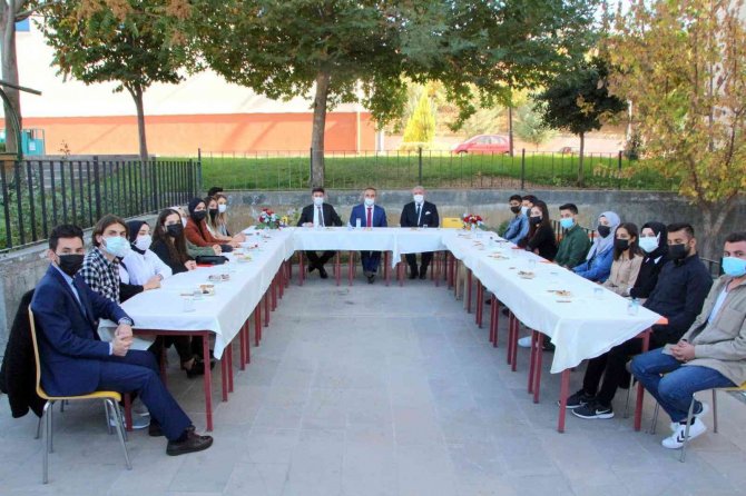 Vali Soytürk Üniversite Öğrencileriyle Buluştu