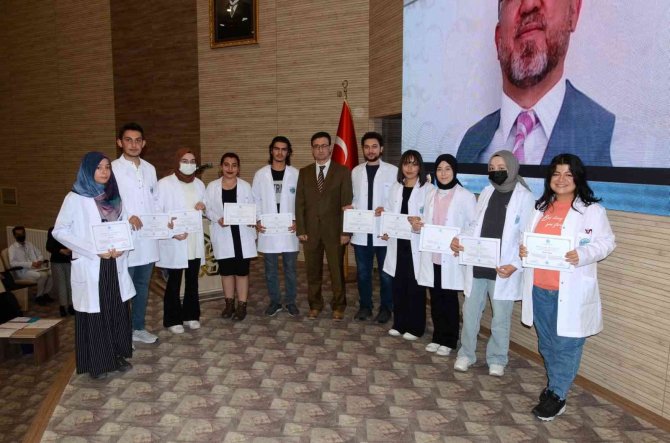 Akademik Gelişim Programı’nı Tamamlayan Meram Tıp Öğrencileri Sertifikalarını Aldı