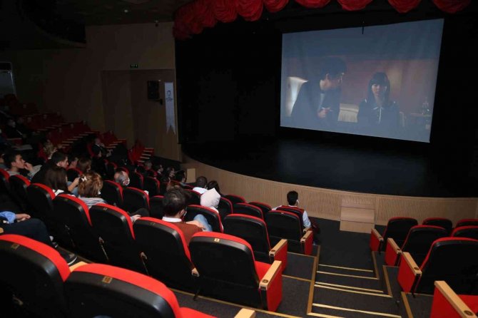 Mısır Ve Gazoz Eşliğinde Film Keyfi