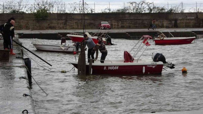 Ordu’da Balıkçı Teknesi Fırtına Nedeniyle Alabora Oldu