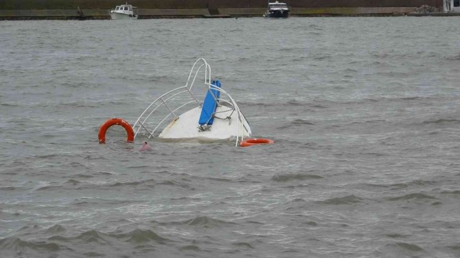 Ordu’da Balıkçı Teknesi Fırtına Nedeniyle Alabora Oldu