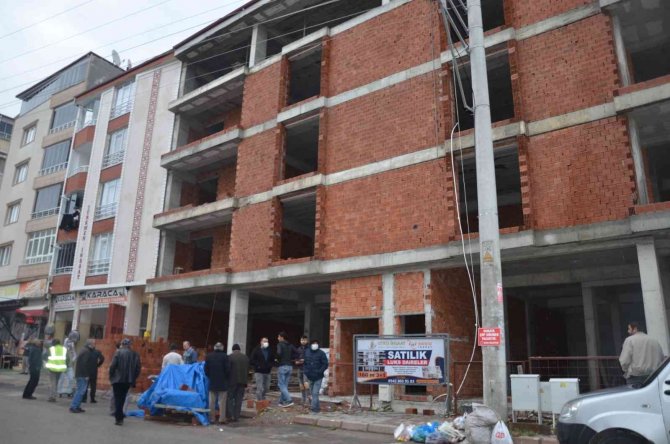 Oğlunun Gözleri Önünde İnşaattan Düşen İşçi Ağır Yaralandı