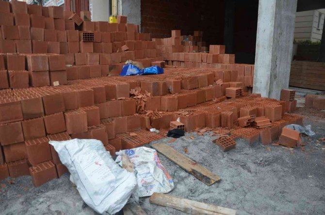 Oğlunun Gözleri Önünde İnşaattan Düşen İşçi Ağır Yaralandı