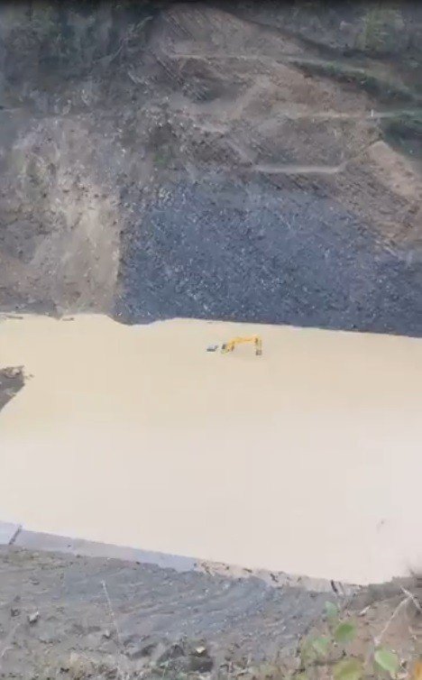 Sinop’ta Sağanak Yağış Nedeniyle Bir İş Makinesi Sular Altında Kaldı