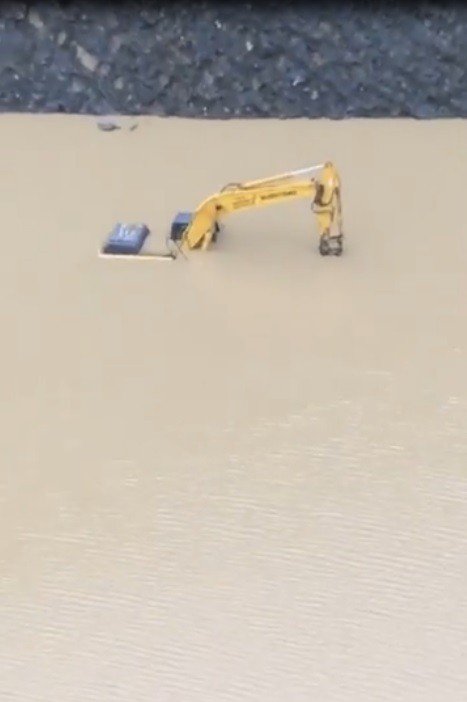 Sinop’ta Sağanak Yağış Nedeniyle Bir İş Makinesi Sular Altında Kaldı