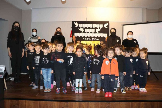 Minik Öğrenciler Büyük Önderi Andı