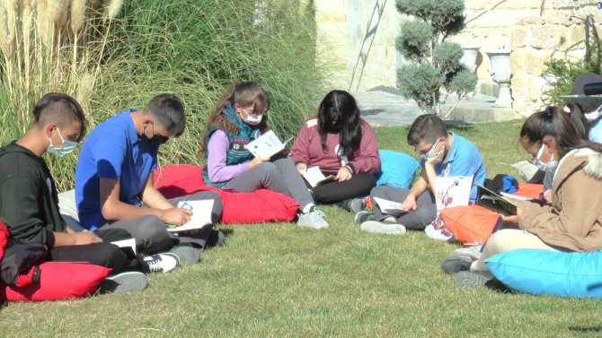 Peribacaları Arasında Kitap Okudular