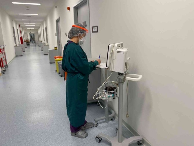 Uzmanlar, Yoğun Bakıma Yatış Oranlarının Artışında Aşılanmamanın Etkisine Dikkat Çekiyor