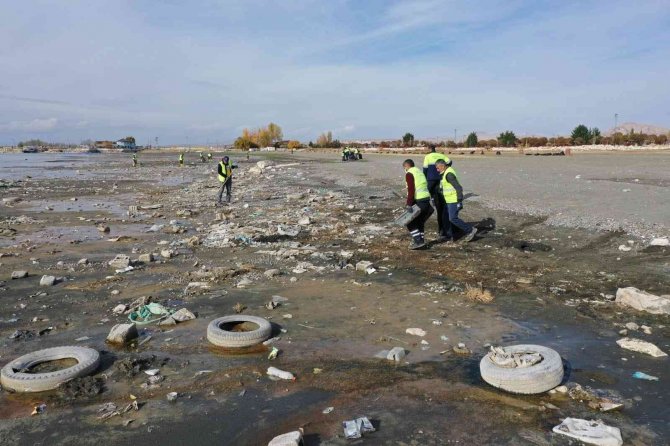 Metrelerce Geri Çekilen Van Gölü Sahilinde 40 Ton Çöp Toplandı