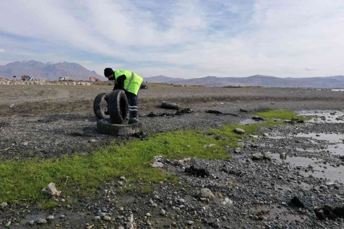 Metrelerce Geri Çekilen Van Gölü Sahilinde 40 Ton Çöp Toplandı