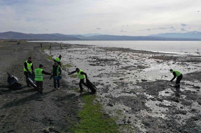 Metrelerce Geri Çekilen Van Gölü Sahilinde 40 Ton Çöp Toplandı
