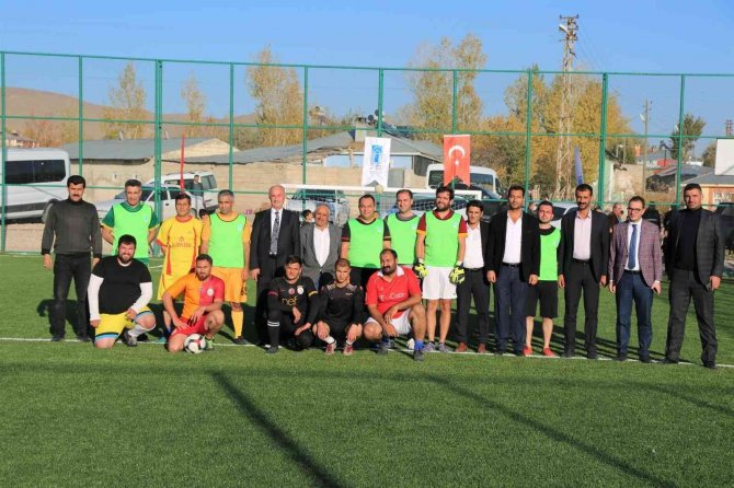 Tuşba Belediyesi Semt Sahalarının Açılışını Yapıyor