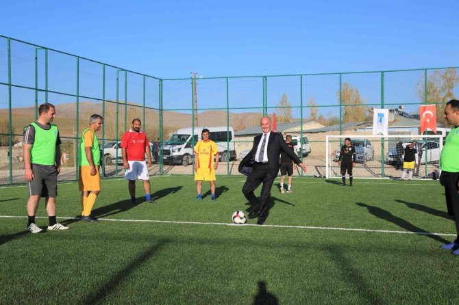 Tuşba Belediyesi Semt Sahalarının Açılışını Yapıyor