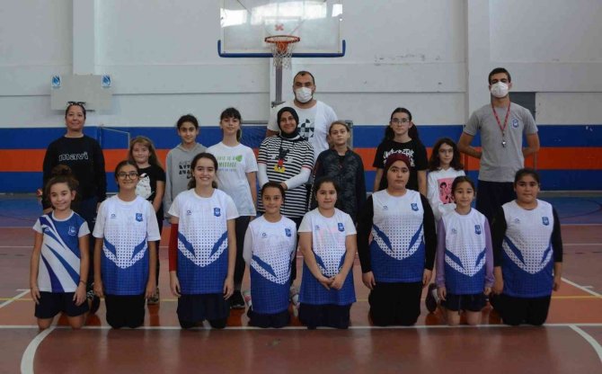 Yunusemre’de Kız Basketbol Okulu Açıldı