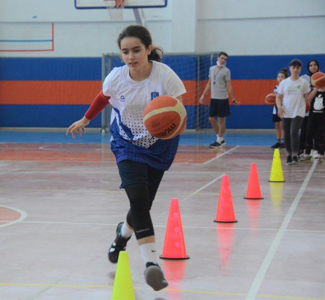 Yunusemre’de Kız Basketbol Okulu Açıldı