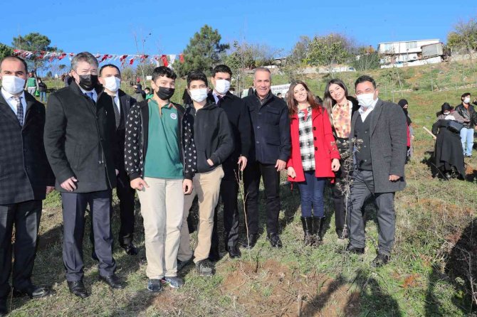 Sultangazi Belediyesi Öğretmenlere Dev Bir ‘Hatıra Ormanı’ Armağan Etti