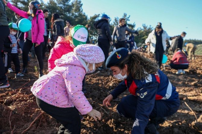 Bursa İ̇l Jandarma Komutanlığı 6 Bin Fidanı Toprakla Buluşturdu