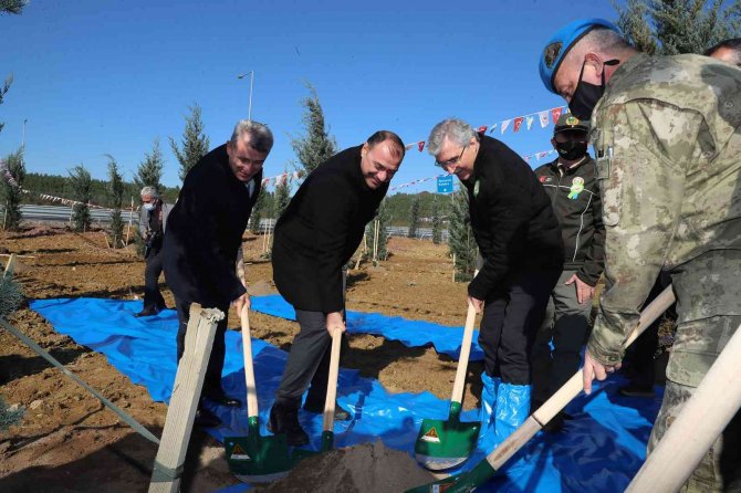 Tüm İnsanlığa Nefes Olmak İçin Fidanları Toprakla Buluşturdular